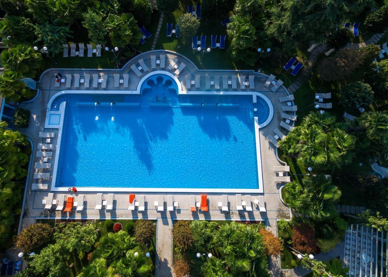 Grand Hotel Trieste & Victoria Αμπάνο Τέρμε Εξωτερικό φωτογραφία Aerial view of the swimming pool
