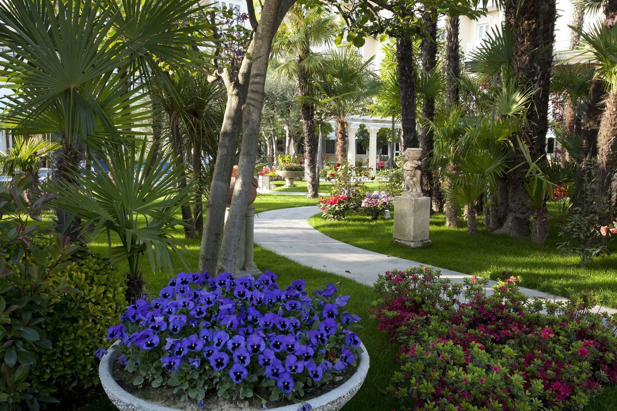 Grand Hotel Trieste & Victoria Αμπάνο Τέρμε Εξωτερικό φωτογραφία The gardens of the hotel