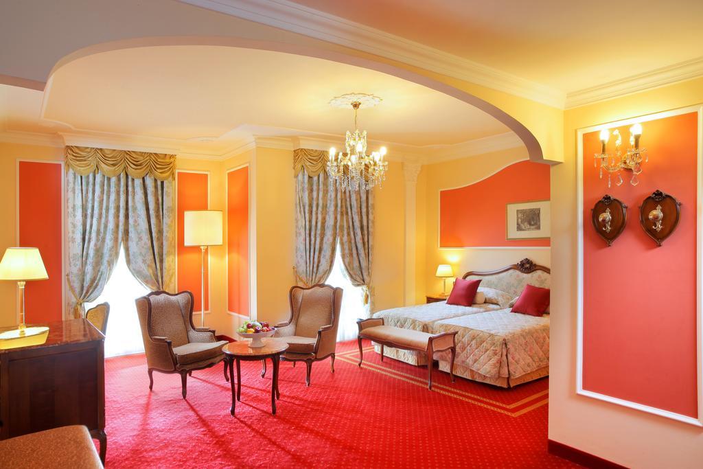 Grand Hotel Trieste & Victoria Αμπάνο Τέρμε Εξωτερικό φωτογραφία A suite at the Hotel de Crillon